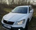 Белый Шкода Октавия Скаут, объемом двигателя 1.97 л и пробегом 300 тыс. км за 8000 $, фото 1 на Automoto.ua