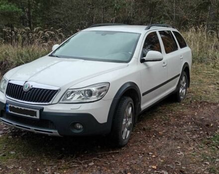 Белый Шкода Октавия Скаут, объемом двигателя 2 л и пробегом 209 тыс. км за 9000 $, фото 1 на Automoto.ua