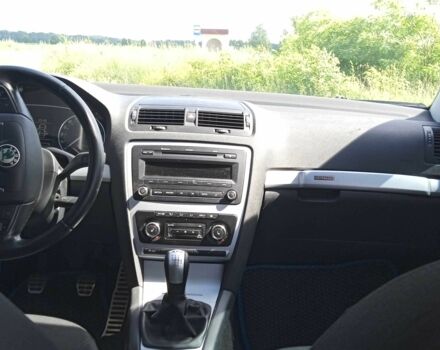 Білий Шкода Octavia Scout, об'ємом двигуна 2 л та пробігом 206 тис. км за 9000 $, фото 5 на Automoto.ua