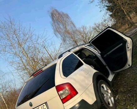 Белый Шкода Октавия Скаут, объемом двигателя 1.97 л и пробегом 300 тыс. км за 8000 $, фото 2 на Automoto.ua