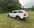 Білий Шкода Octavia Scout, об'ємом двигуна 2 л та пробігом 400 тис. км за 9218 $, фото 1 на Automoto.ua