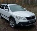 Белый Шкода Октавия Скаут, объемом двигателя 2 л и пробегом 209 тыс. км за 9000 $, фото 2 на Automoto.ua