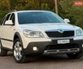 Белый Шкода Октавия Скаут, объемом двигателя 1.8 л и пробегом 250 тыс. км за 8950 $, фото 1 на Automoto.ua