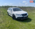 Белый Шкода Октавия Скаут, объемом двигателя 2 л и пробегом 304 тыс. км за 10100 $, фото 2 на Automoto.ua