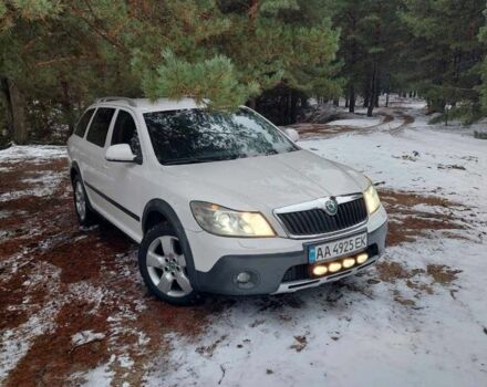 Белый Шкода Октавия Скаут, объемом двигателя 2 л и пробегом 257 тыс. км за 11750 $, фото 1 на Automoto.ua