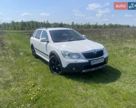Белый Шкода Октавия Скаут, объемом двигателя 2 л и пробегом 304 тыс. км за 10100 $, фото 14 на Automoto.ua