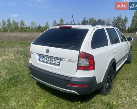 Белый Шкода Октавия Скаут, объемом двигателя 2 л и пробегом 304 тыс. км за 10100 $, фото 1 на Automoto.ua