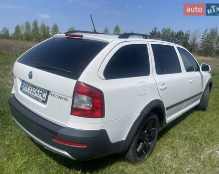 Белый Шкода Октавия Скаут, объемом двигателя 2 л и пробегом 304 тыс. км за 10100 $, фото 6 на Automoto.ua