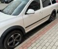 Белый Шкода Октавия Скаут, объемом двигателя 1.8 л и пробегом 225 тыс. км за 9299 $, фото 1 на Automoto.ua