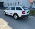 Білий Шкода Octavia Scout, об'ємом двигуна 2 л та пробігом 456 тис. км за 10200 $, фото 8 на Automoto.ua