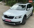 Белый Шкода Октавия Скаут, объемом двигателя 2 л и пробегом 202 тыс. км за 16800 $, фото 1 на Automoto.ua