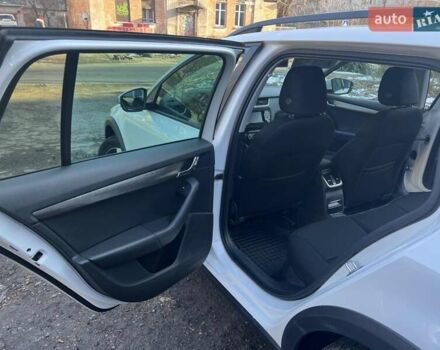 Білий Шкода Octavia Scout, об'ємом двигуна 2 л та пробігом 307 тис. км за 13700 $, фото 6 на Automoto.ua