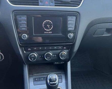 Білий Шкода Octavia Scout, об'ємом двигуна 2 л та пробігом 307 тис. км за 13700 $, фото 4 на Automoto.ua
