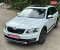 Белый Шкода Октавия Скаут, объемом двигателя 2 л и пробегом 202 тыс. км за 17000 $, фото 1 на Automoto.ua