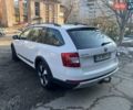 Білий Шкода Octavia Scout, об'ємом двигуна 2 л та пробігом 307 тис. км за 13700 $, фото 11 на Automoto.ua