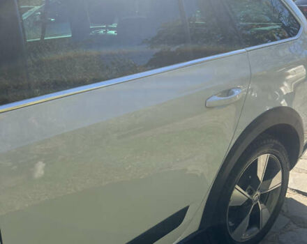 Белый Шкода Октавия Скаут, объемом двигателя 2 л и пробегом 288 тыс. км за 14000 $, фото 3 на Automoto.ua