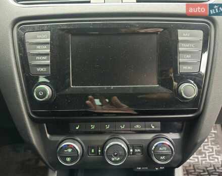 Білий Шкода Octavia Scout, об'ємом двигуна 2 л та пробігом 203 тис. км за 14995 $, фото 63 на Automoto.ua