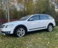 Білий Шкода Octavia Scout, об'ємом двигуна 2 л та пробігом 277 тис. км за 13500 $, фото 5 на Automoto.ua