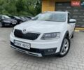 Белый Шкода Октавия Скаут, объемом двигателя 2 л и пробегом 180 тыс. км за 14000 $, фото 1 на Automoto.ua