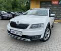 Белый Шкода Октавия Скаут, объемом двигателя 2 л и пробегом 180 тыс. км за 14000 $, фото 1 на Automoto.ua