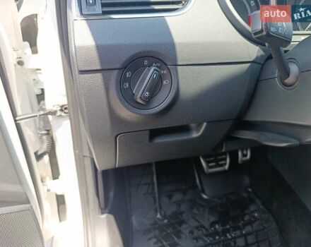 Белый Шкода Октавия Скаут, объемом двигателя 2 л и пробегом 223 тыс. км за 15850 $, фото 21 на Automoto.ua