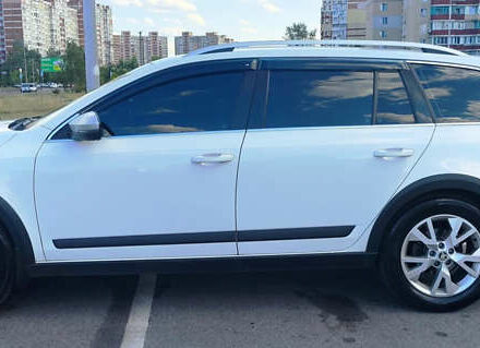 Шкода Октавия Скаут 2016 в Киеве на Automoto.ua Белый Шкода Октавия Скаут, объемом двигателя 1.97 л и пробегом 264 тыс. км за 15700 $, фото 1 на Automoto.ua