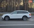 Белый Шкода Октавия Скаут, объемом двигателя 2 л и пробегом 230 тыс. км за 19499 $, фото 2 на Automoto.ua