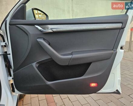 Белый Шкода Октавия Скаут, объемом двигателя 1.97 л и пробегом 185 тыс. км за 19999 $, фото 44 на Automoto.ua