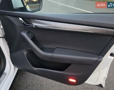 Белый Шкода Октавия Скаут, объемом двигателя 2 л и пробегом 230 тыс. км за 19499 $, фото 44 на Automoto.ua