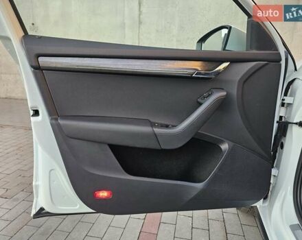 Белый Шкода Октавия Скаут, объемом двигателя 1.97 л и пробегом 185 тыс. км за 19999 $, фото 26 на Automoto.ua