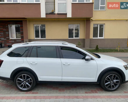 Белый Шкода Октавия Скаут, объемом двигателя 1.97 л и пробегом 215 тыс. км за 21500 $, фото 1 на Automoto.ua