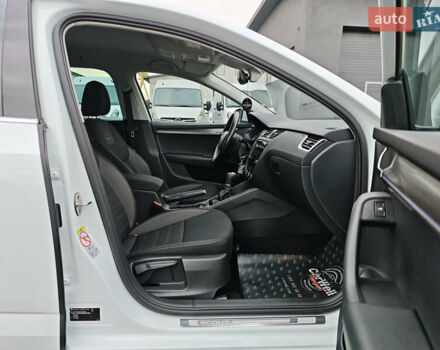 Білий Шкода Octavia Scout, об'ємом двигуна 2 л та пробігом 199 тис. км за 19200 $, фото 60 на Automoto.ua