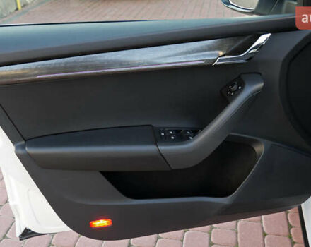 Білий Шкода Octavia Scout, об'ємом двигуна 2 л та пробігом 194 тис. км за 21400 $, фото 22 на Automoto.ua