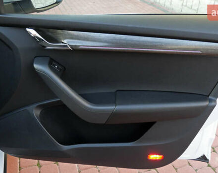 Білий Шкода Octavia Scout, об'ємом двигуна 2 л та пробігом 194 тис. км за 21400 $, фото 52 на Automoto.ua