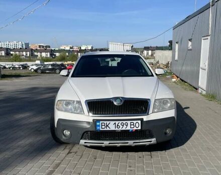Шкода Октавия Скаут 2008 в Ровно на Automoto.ua Белый Шкода Октавия Скаут, объемом двигателя 2 л и пробегом 336 тыс. км за 6300 $, фото 1 на Automoto.ua