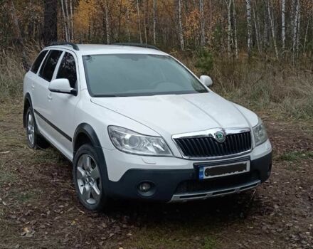 Белый Шкода Октавия Скаут, объемом двигателя 2 л и пробегом 209 тыс. км за 9000 $, фото 1 на Automoto.ua