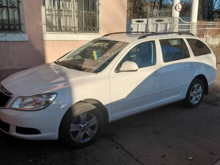 Белый Шкода Октавия Скаут, объемом двигателя 1.6 л и пробегом 222 тыс. км за 8700 $, фото 1 на Automoto.ua