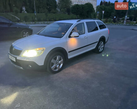Білий Шкода Octavia Scout, об'ємом двигуна 1.97 л та пробігом 201 тис. км за 10000 $, фото 1 на Automoto.ua