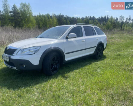 Белый Шкода Октавия Скаут, объемом двигателя 2 л и пробегом 304 тыс. км за 10100 $, фото 1 на Automoto.ua