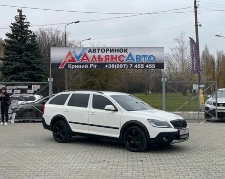 Белый Шкода Октавия Скаут, объемом двигателя 2 л и пробегом 283 тыс. км за 11600 $, фото 1 на Automoto.ua