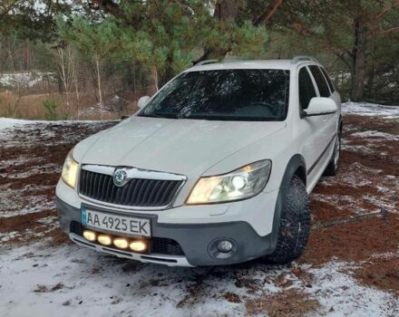 Белый Шкода Октавия Скаут, объемом двигателя 2 л и пробегом 257 тыс. км за 11750 $, фото 1 на Automoto.ua