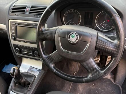 Белый Шкода Октавия Скаут, объемом двигателя 2 л и пробегом 378 тыс. км за 5673 $, фото 1 на Automoto.ua