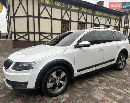 Белый Шкода Октавия Скаут, объемом двигателя 2 л и пробегом 203 тыс. км за 14995 $, фото 1 на Automoto.ua