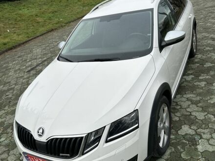 Белый Шкода Октавия Скаут, объемом двигателя 2 л и пробегом 199 тыс. км за 17000 $, фото 1 на Automoto.ua