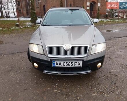 Бежевый Шкода Октавия Скаут, объемом двигателя 2 л и пробегом 237 тыс. км за 7800 $, фото 1 на Automoto.ua