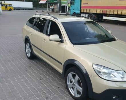 Желтый Шкода Октавия Скаут, объемом двигателя 2 л и пробегом 320 тыс. км за 10500 $, фото 4 на Automoto.ua