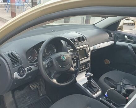 Желтый Шкода Октавия Скаут, объемом двигателя 2 л и пробегом 320 тыс. км за 10500 $, фото 5 на Automoto.ua