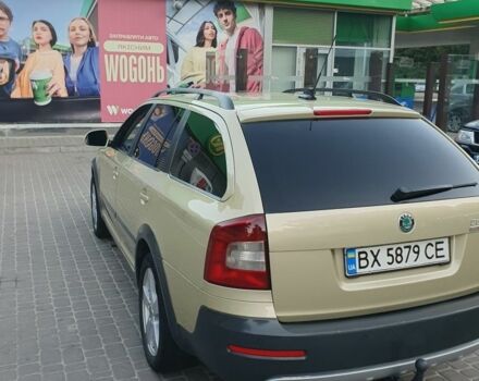 Желтый Шкода Октавия Скаут, объемом двигателя 2 л и пробегом 320 тыс. км за 10500 $, фото 6 на Automoto.ua