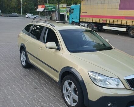 Желтый Шкода Октавия Скаут, объемом двигателя 2 л и пробегом 320 тыс. км за 10500 $, фото 3 на Automoto.ua