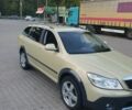 Желтый Шкода Октавия Скаут, объемом двигателя 2 л и пробегом 320 тыс. км за 10500 $, фото 3 на Automoto.ua